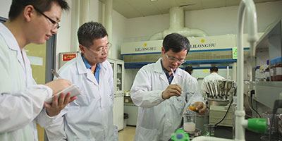 植保无人机低空喷洒专用农药与助剂产品研发