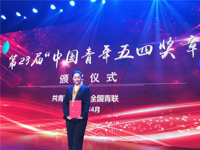 致敬时代楷模:李谱超(全国五一劳动奖章)与钟瑛(中国青年五四奖章) 致敬时代楷模:李谱超(全国五一劳动奖章)与钟瑛(中国青年五四奖章)